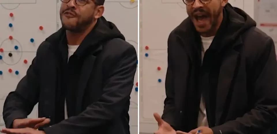 Entrenador explicando tácticas en pizarra