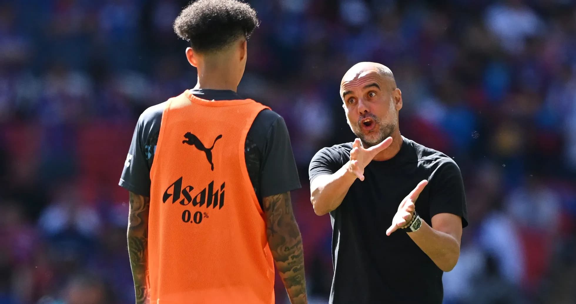 Entrenador dando instrucciones a jugador en el campo