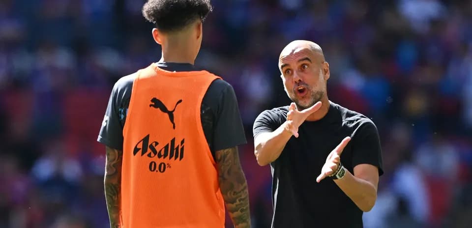 Entrenador dando instrucciones a jugador en el campo