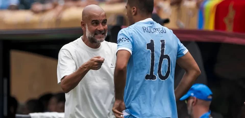 Entrenador hablando con Rodrigo durante un partido