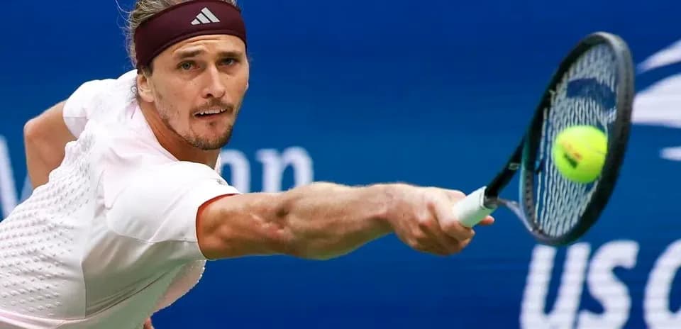 Jugador de tenis golpeando la pelota en un partido
