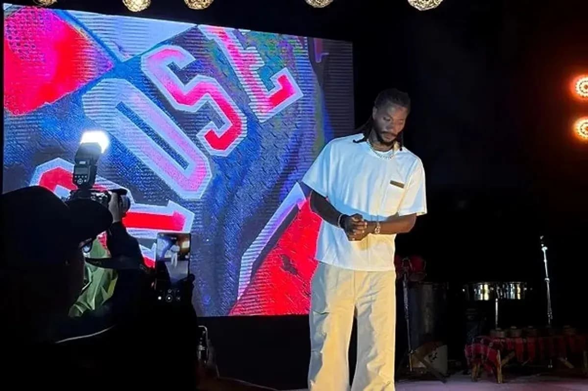 Artista en el escenario con luces brillantes