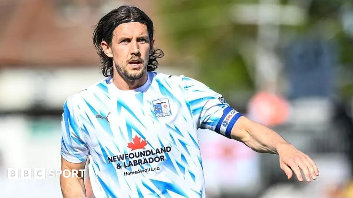Jugador con camiseta blanca y azul en acción