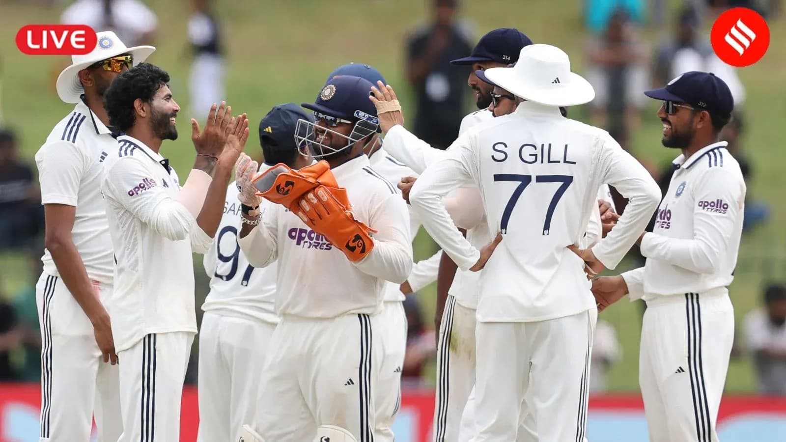 Jugadores de cricket celebrando una wicket en el campo