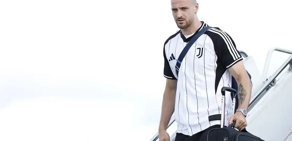Jugador de Juventus llegando con maleta en mano