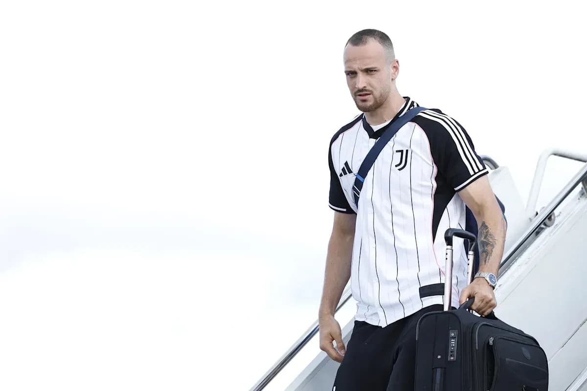Jugador de Juventus llegando con maleta en mano