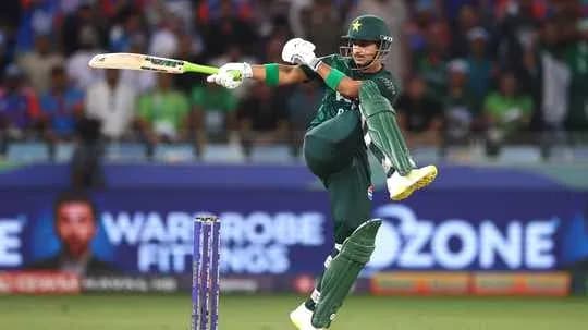 Bateador de Pakistán golpeando la pelota en el partido