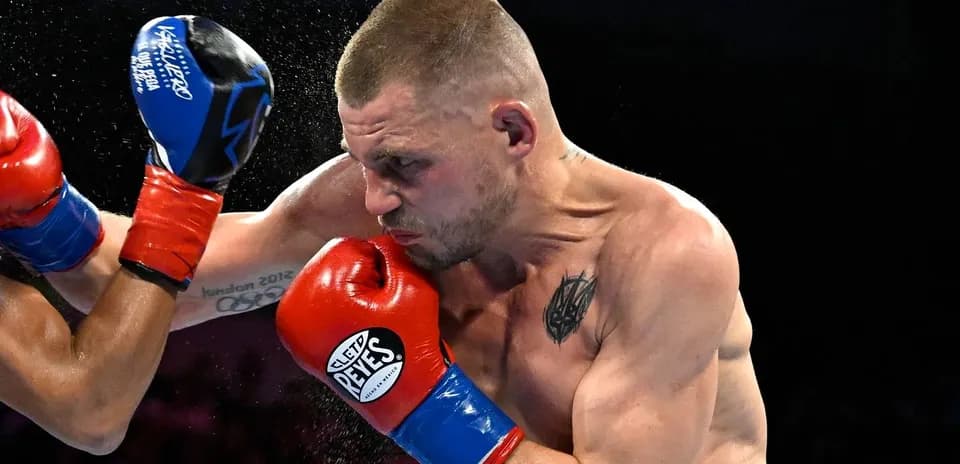 Boxeador esquivando un golpe en combate