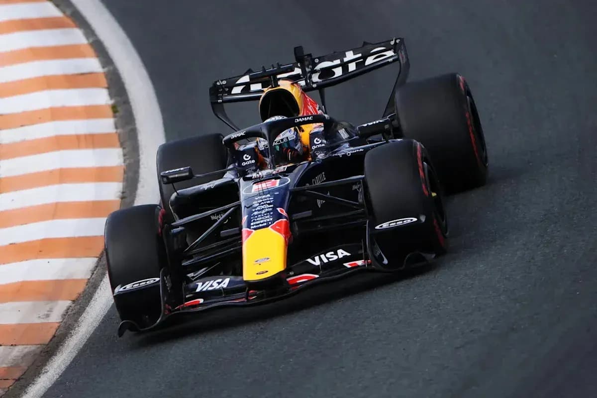 Coche de Fórmula 1 tomando una curva en pista