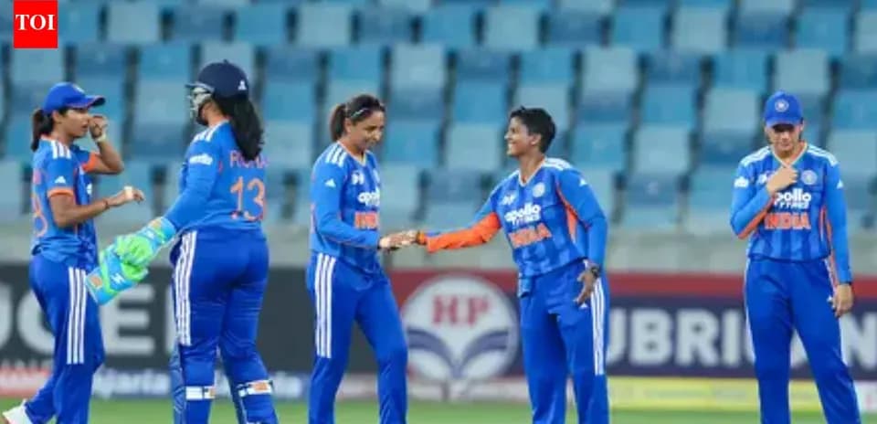 Jugadoras de críquet de India celebrando en el campo
