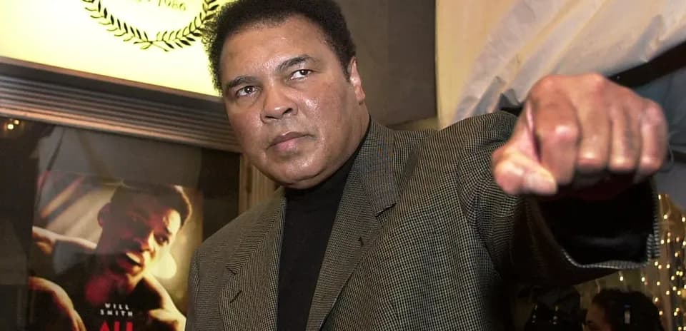 Muhammad Ali mostrando un puño en evento