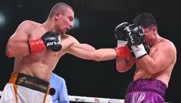 Boxeador lanzando un golpe a su oponente en combate