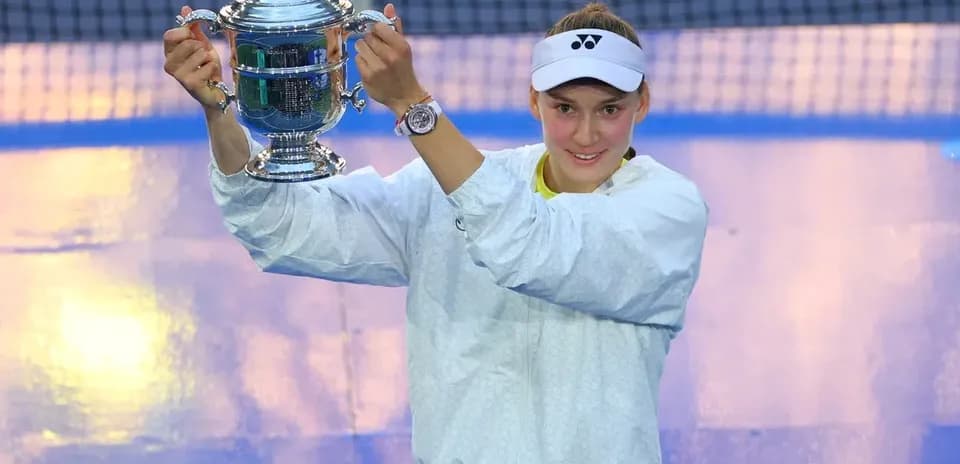 Jugadora levantando el trofeo tras ganar el torneo