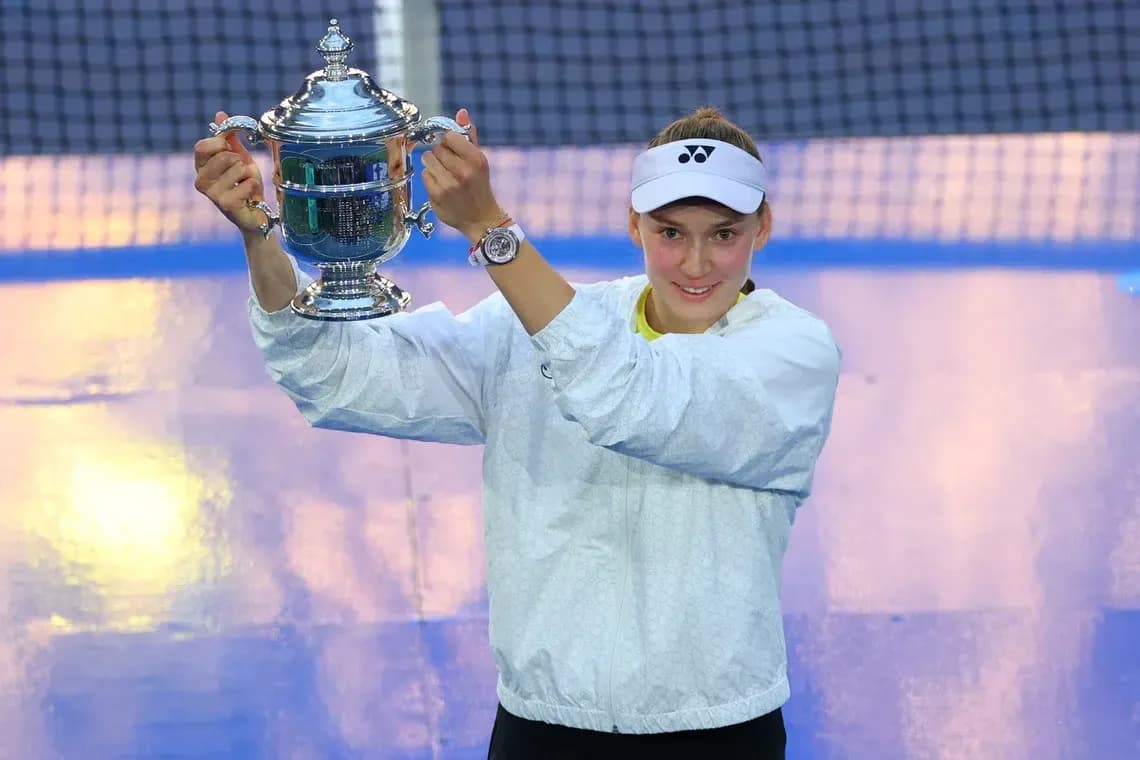 Jugadora levantando el trofeo tras ganar el torneo