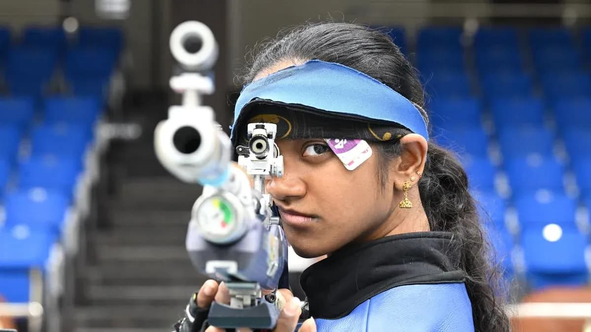 Tiradora enfocando con rifle en competición