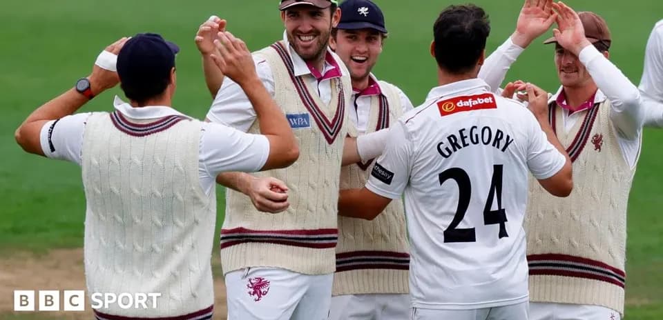 Jugadores de Somerset celebrando una wicket en cricket