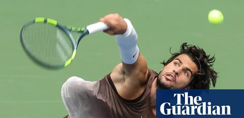Jugador de tenis sirviendo en la cancha