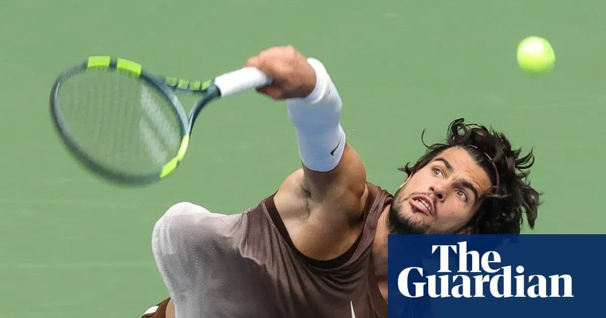 Jugador de tenis sirviendo en la cancha