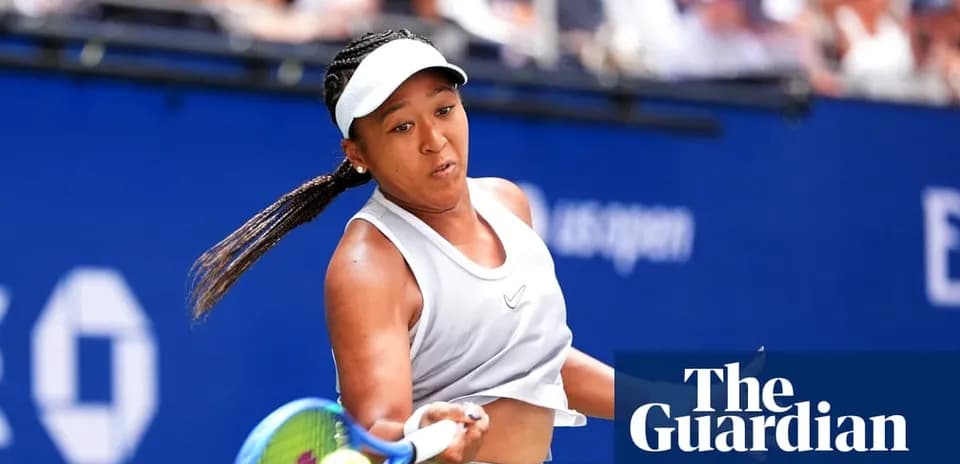 Naomi Osaka golpeando la pelota durante un partido
