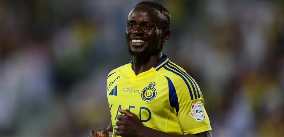 Jugador de Al Nassr sonriendo durante el partido