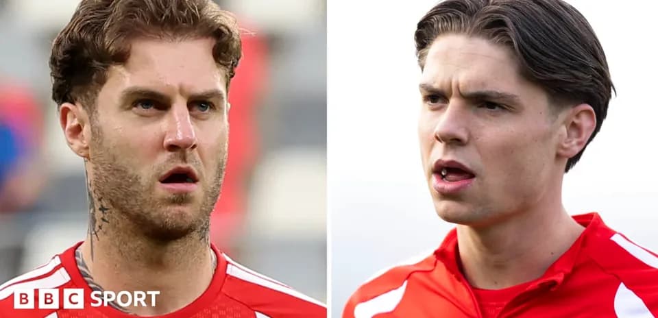 Dos jugadores en el campo durante un partido