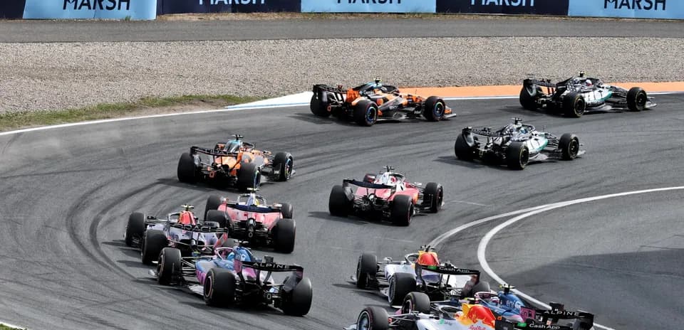 Varios coches de F1 tomando una curva en carrera