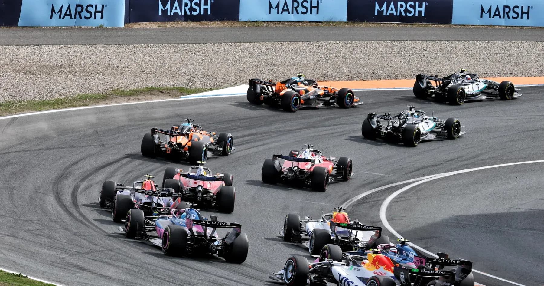 Varios coches de F1 tomando una curva en carrera