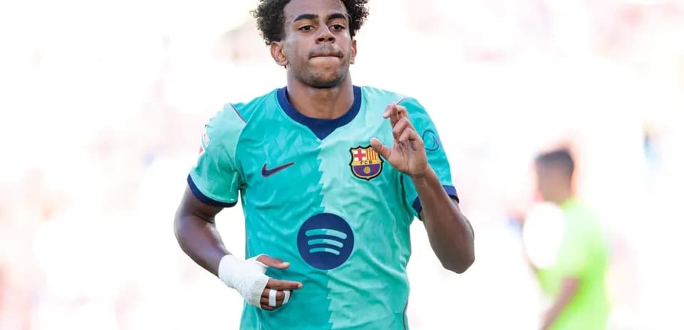 Jugador de fútbol con camiseta del Barcelona en acción