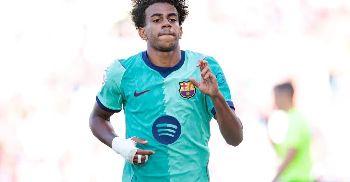Jugador de fútbol con camiseta del Barcelona en acción