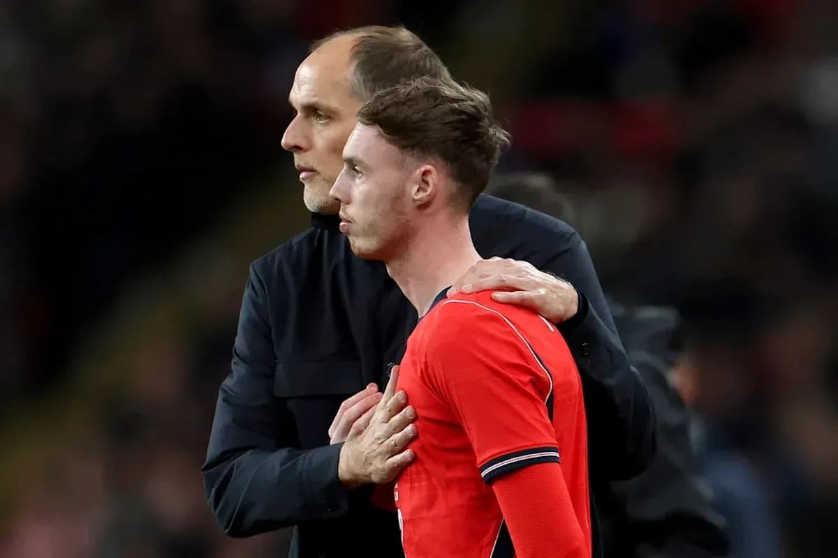 Entrenador hablando con jugador en el campo