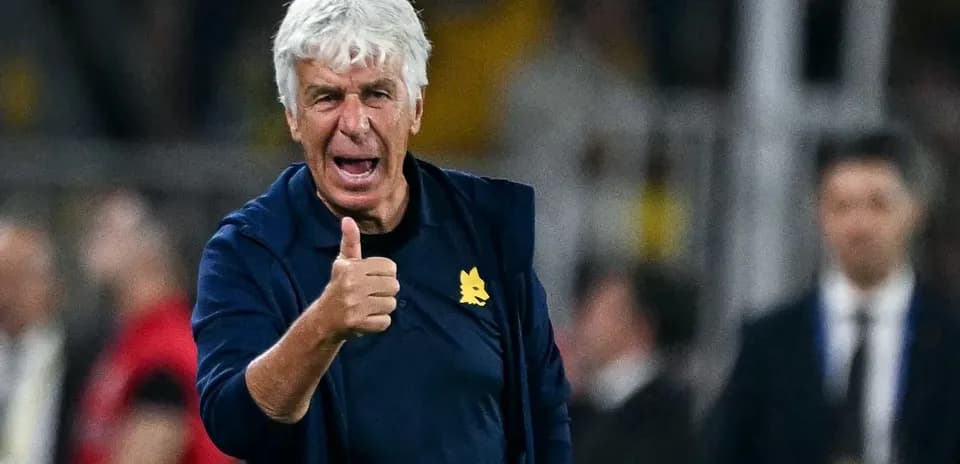 Entrenador dando un pulgar arriba durante el partido