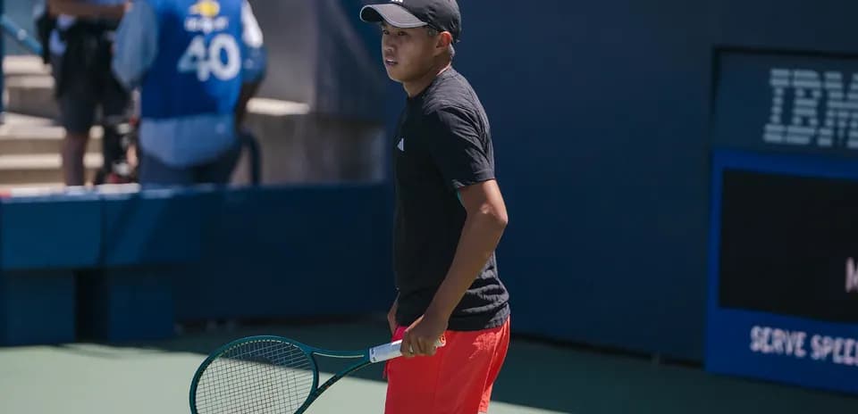 Jugador de tenis sosteniendo una raqueta en la cancha