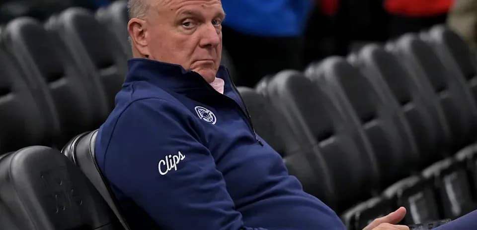 Hombre sentado en gradas con chaqueta de Clips
