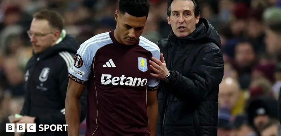 Entrenador hablando con jugador de Aston Villa en el campo