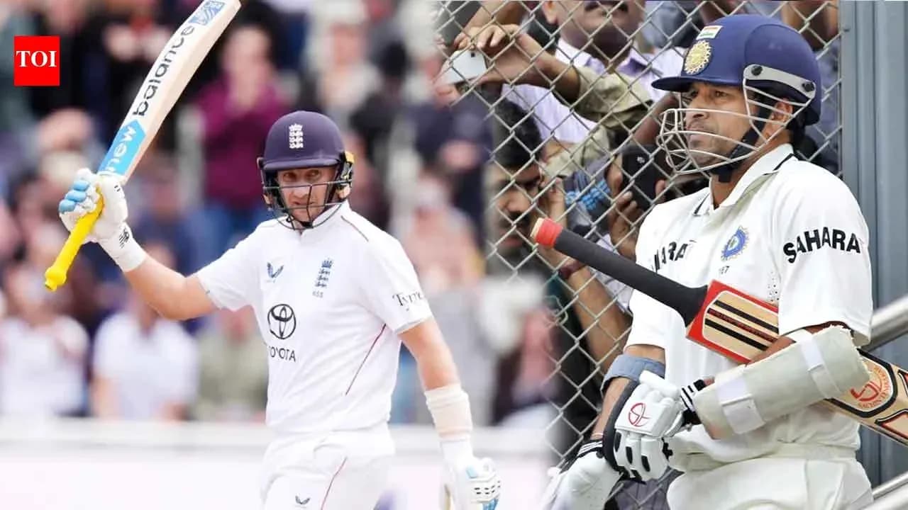 Jugador de cricket inglés levantando su bate ante la multitud