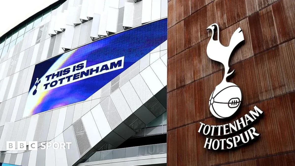 Fachada del estadio con logo de Tottenham Hotspur