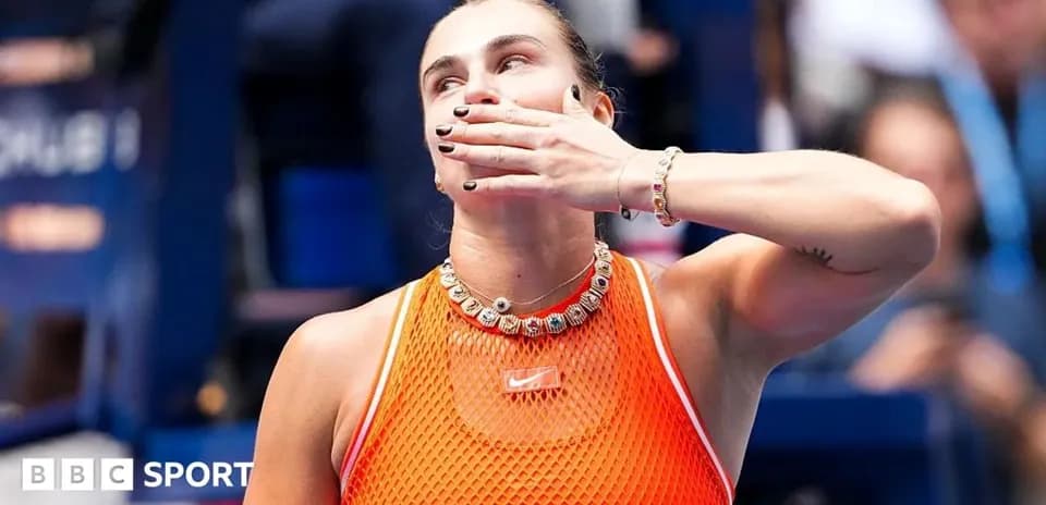 Jugadora de tenis celebrando en la cancha
