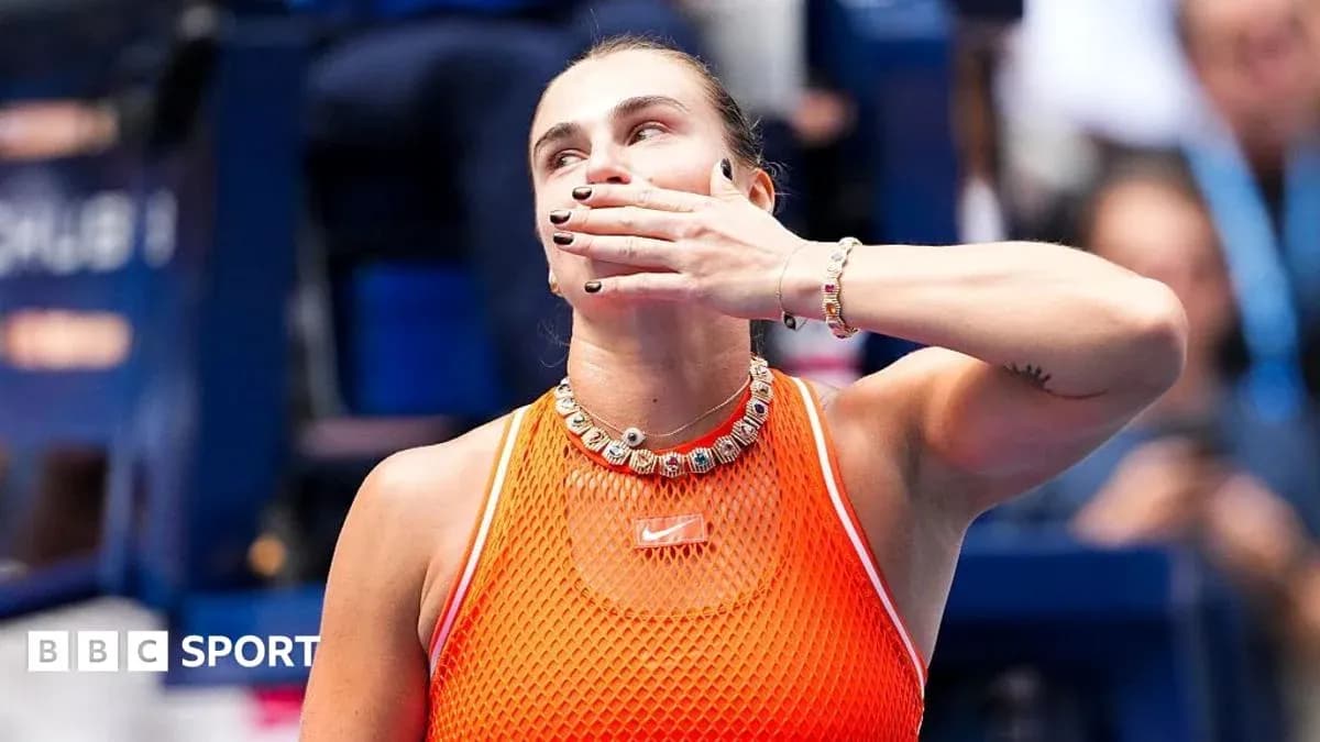 Jugadora de tenis celebrando en la cancha