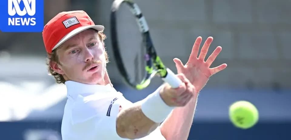 Jugador de tenis golpeando la pelota en un partido