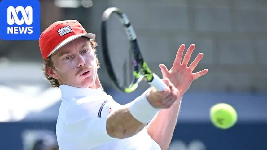 Jugador de tenis golpeando la pelota en un partido