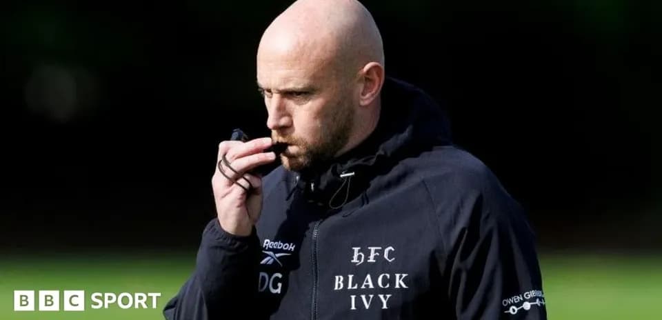 Entrenador sosteniendo un silbato durante entrenamiento