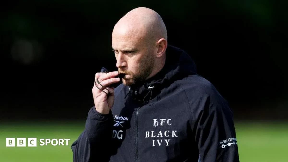 Entrenador sosteniendo un silbato durante entrenamiento