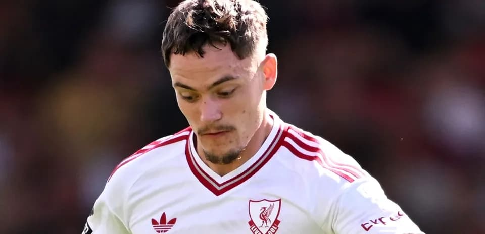 Jugador de Liverpool concentrado durante el partido