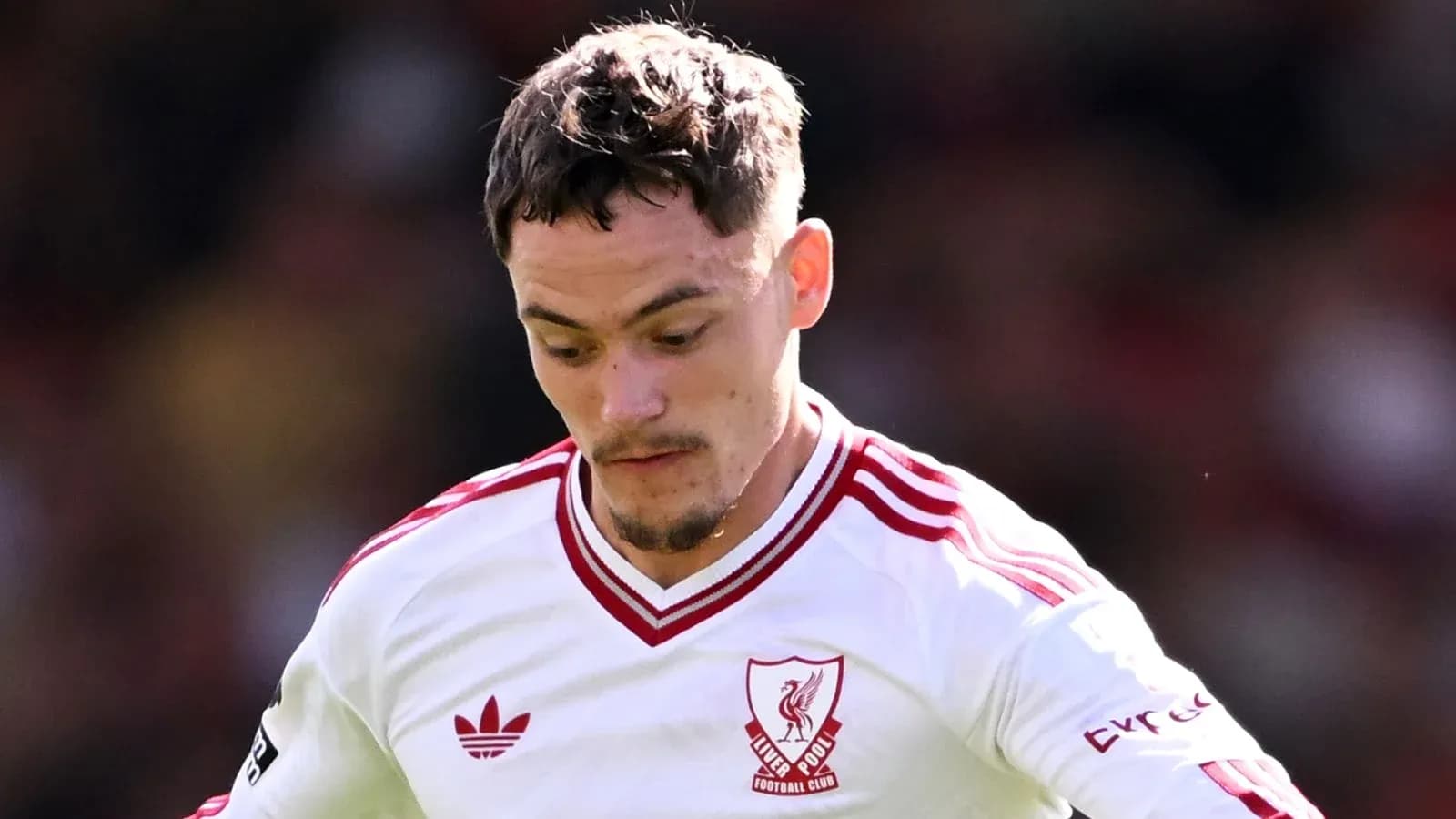 Jugador de Liverpool concentrado durante el partido