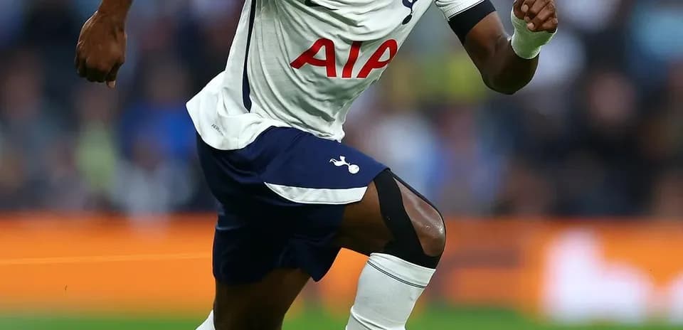 Jugador de Tottenham corriendo tras el balón en el campo