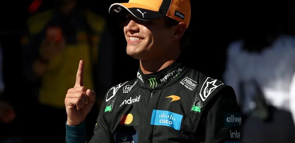 Piloto de McLaren mostrando el dedo índice en señal de triunfo