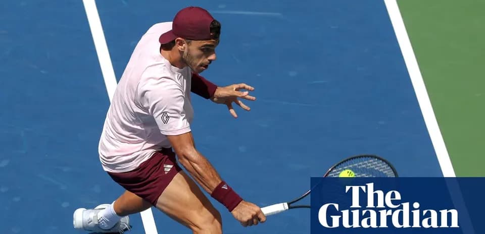 Jugador de tenis golpeando la pelota en la cancha