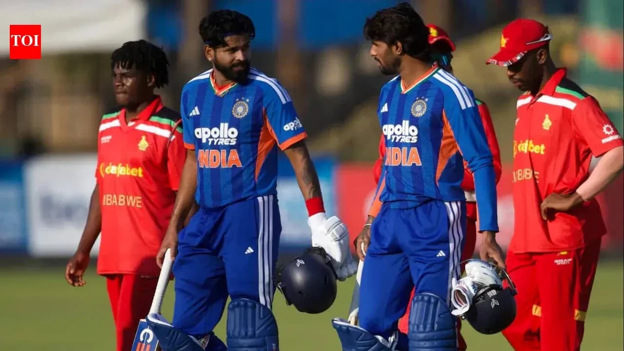 Jugadores de India y Zimbabwe en el campo de cricket