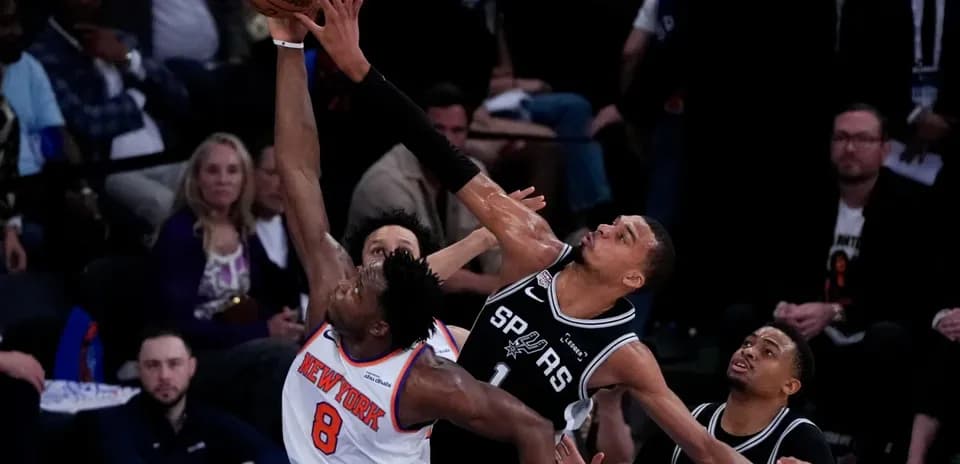 Jugador de Nueva York intentando encestar contra San Antonio