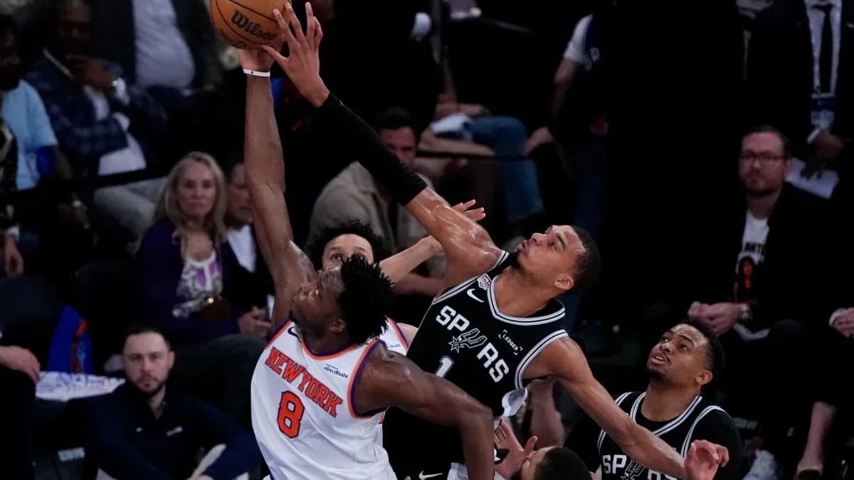 Jugador de Nueva York intentando encestar contra San Antonio